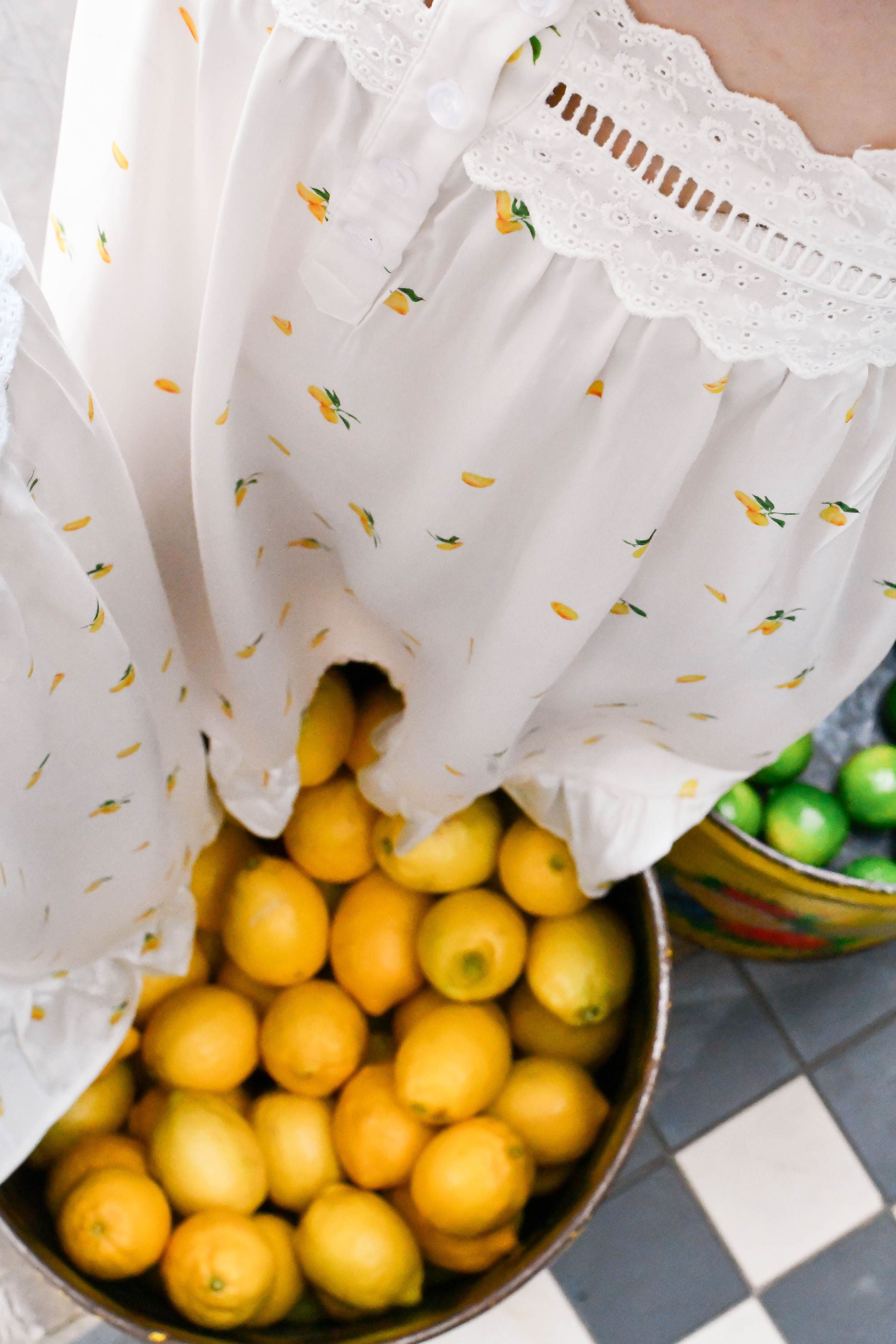 Light and bright nightdress with lemon pattern and lacy finish